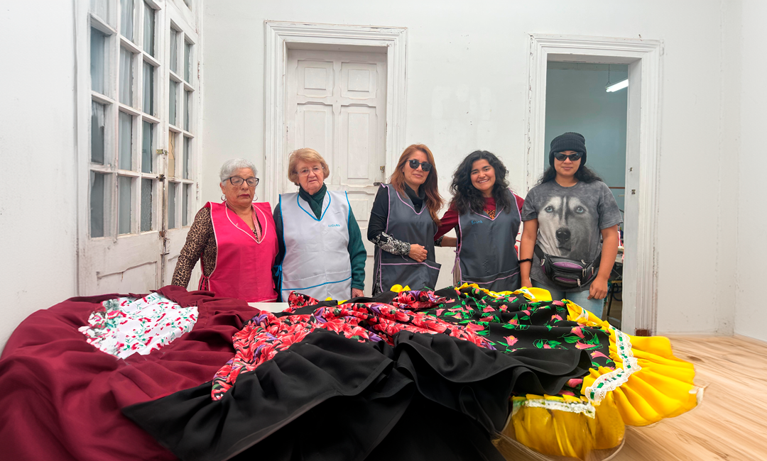 Alumnas del Taller de Costura Crean Sus Propios Vestidos para Fiestas Patrias