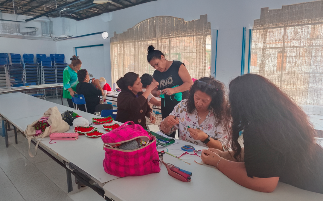 Manualidades y Amistad: Cuarta Jornada del Taller en JJVV 76 Flor del Inca